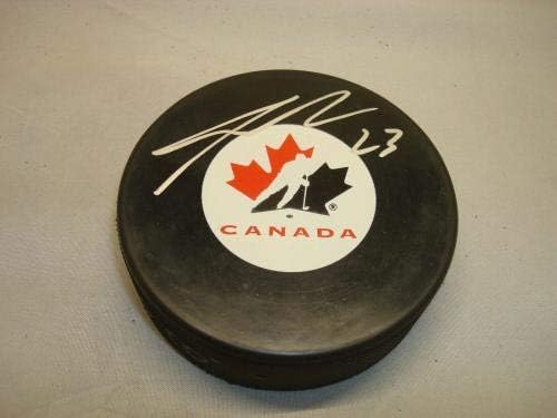 Sean Monahan assinou o time do Canadá Hóquei Puck Flames autografado PSA/DNA COA 1C - Pucks de NHL autografados