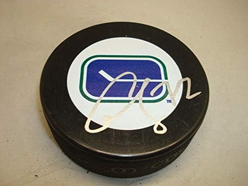 Nikolay Goldobin assinou o Vancouver Canucks Hockey Puck autografado 1C - Pucks NHL autografados